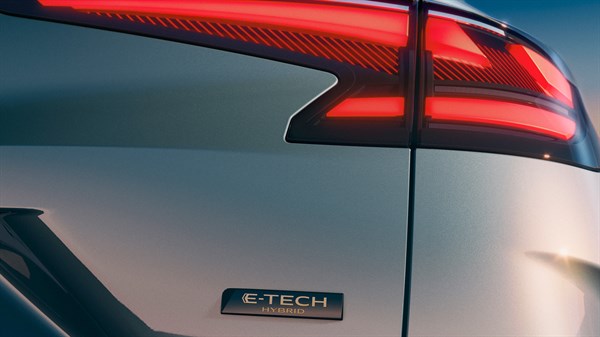 E-Tech full hybrid - electric driving - Renault