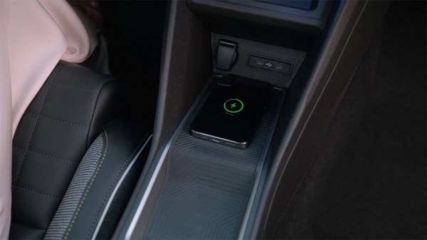 inductive smartphone charger - R4 E-Tech electric - Renault