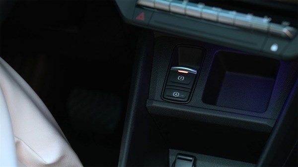 electronic parking brake and autohold function - R4 E-Tech electric - Renault