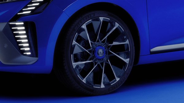 Renault Clio E-Tech full hybrid - F1 spoiler and wheel rims