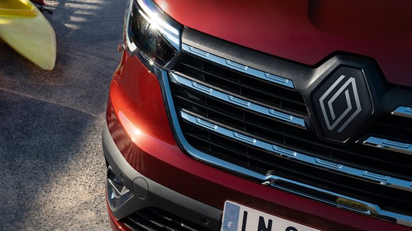 Renault Trafic Passenger - modernised chrome grille
