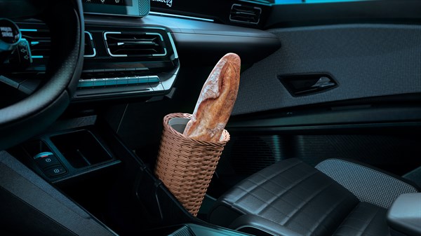 wicker baguette bread holder -Renault 4 E-Tech electric