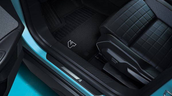 illuminated door sills - Renault 4 E-Tech electric