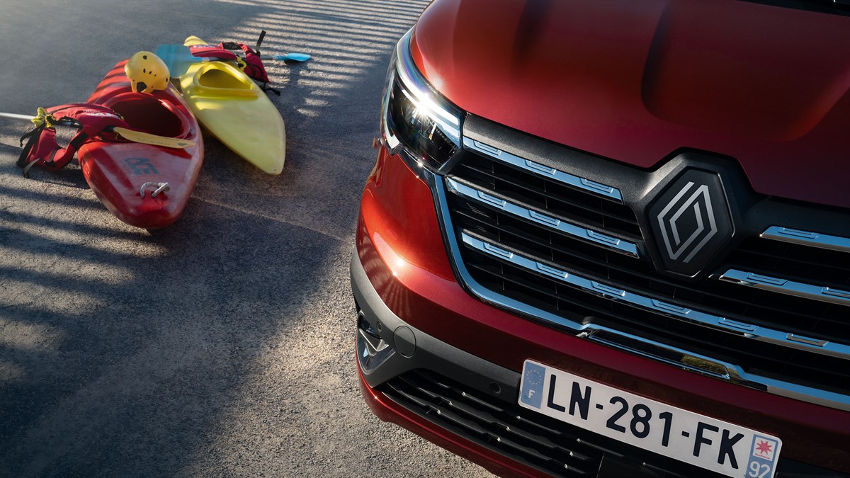 trafic passenger - front end - renault